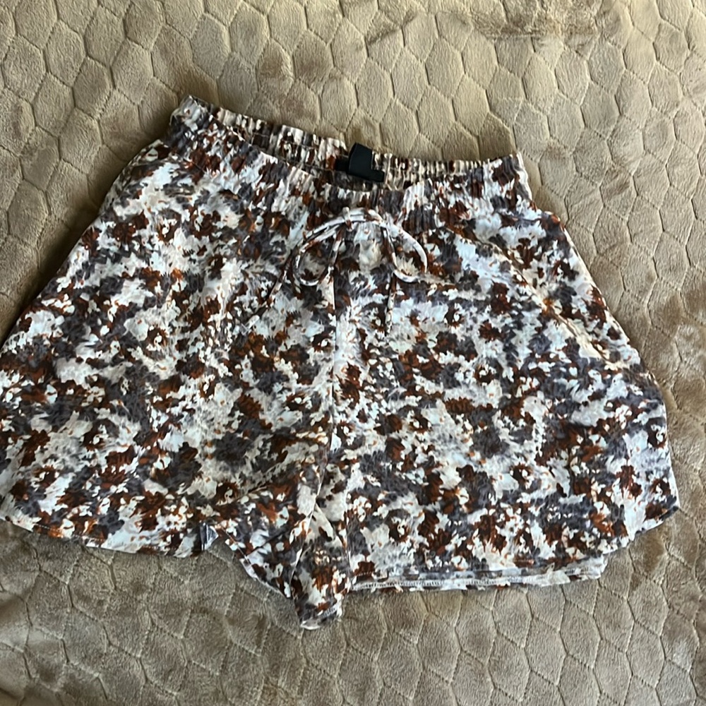 H&M patterned flowy shorts with tie in front with pockets. Size 6.